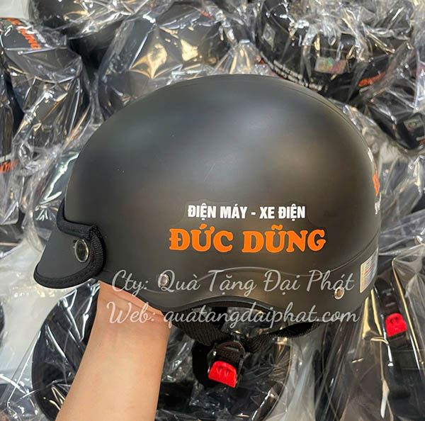 Quà Tặng Đại Phát in logo lên nón bảo hiểm sắc nét và bền màu