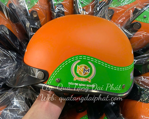 Công nghệ in ảnh hưởng đến giá nón bảo hiểm in logo