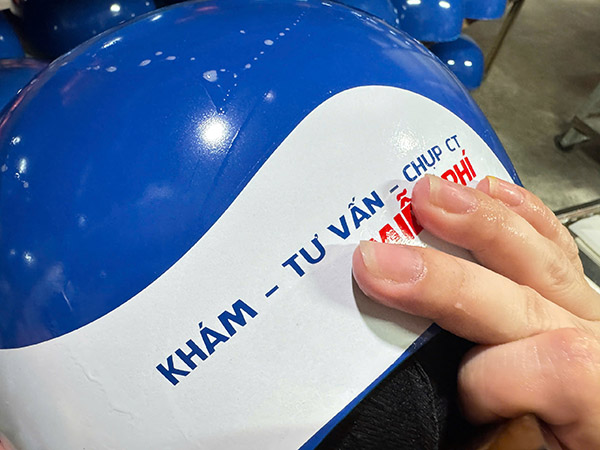 Quy trình in logo nón bảo hiểm theo yêu cầu