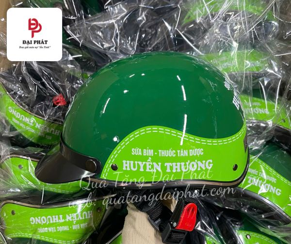 Tại sao doanh nghiệp tỉnh Bình Dương nên chọn nón bảo hiểm in logo làm quà tặng?