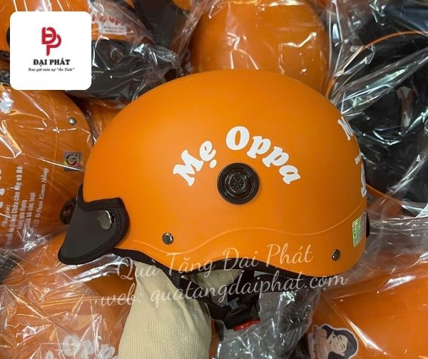 Nón bảo hiểm in logo cửa hàng mẹ và bé